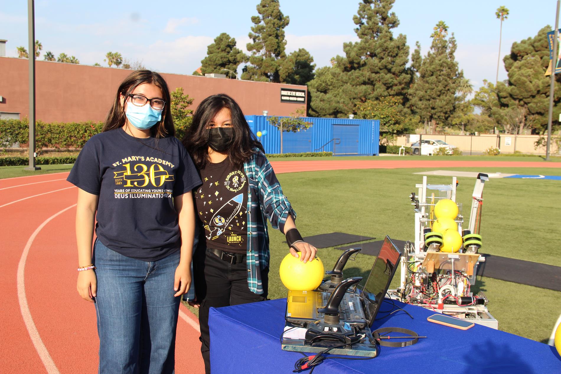 学生穿着SMART机器人和他们的机器人