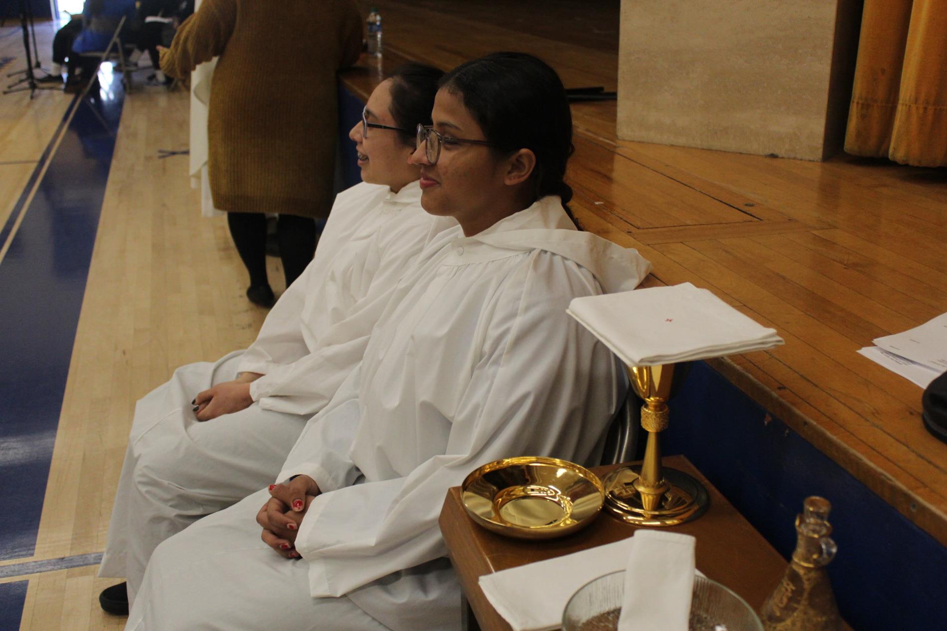 student alter servers during Mass