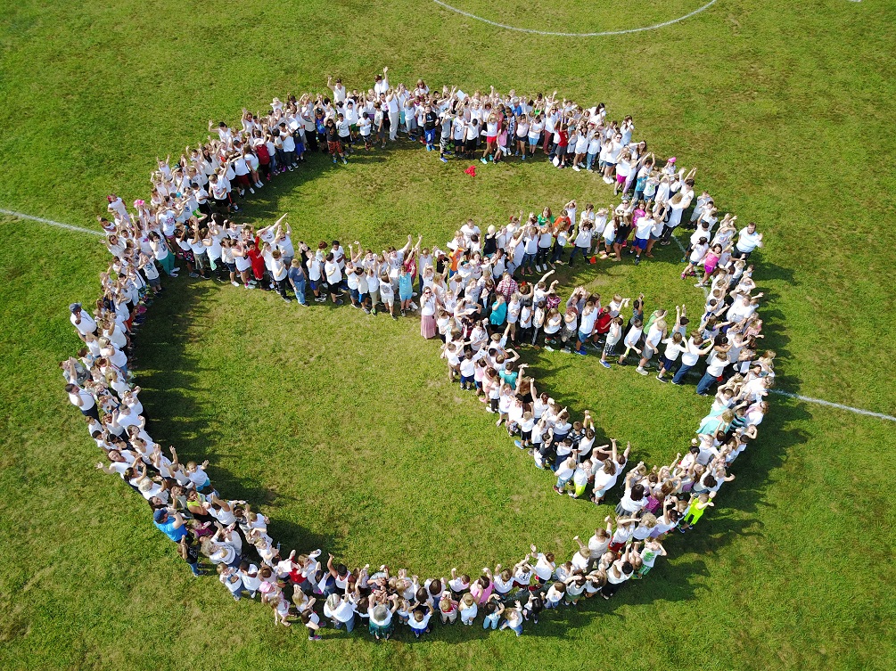 Students standing in a peace sign