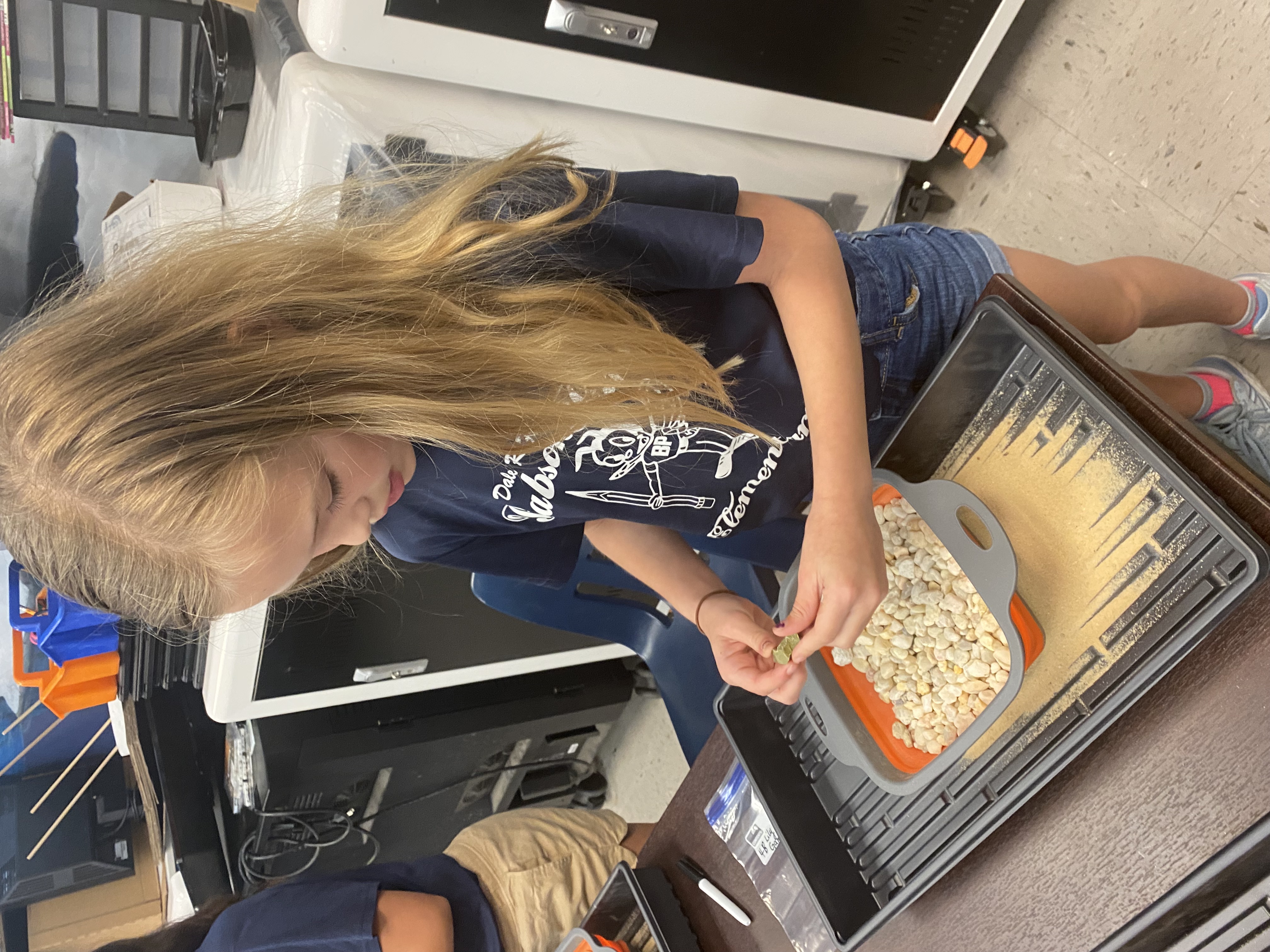 4th grade students mining for rocks and minerals.