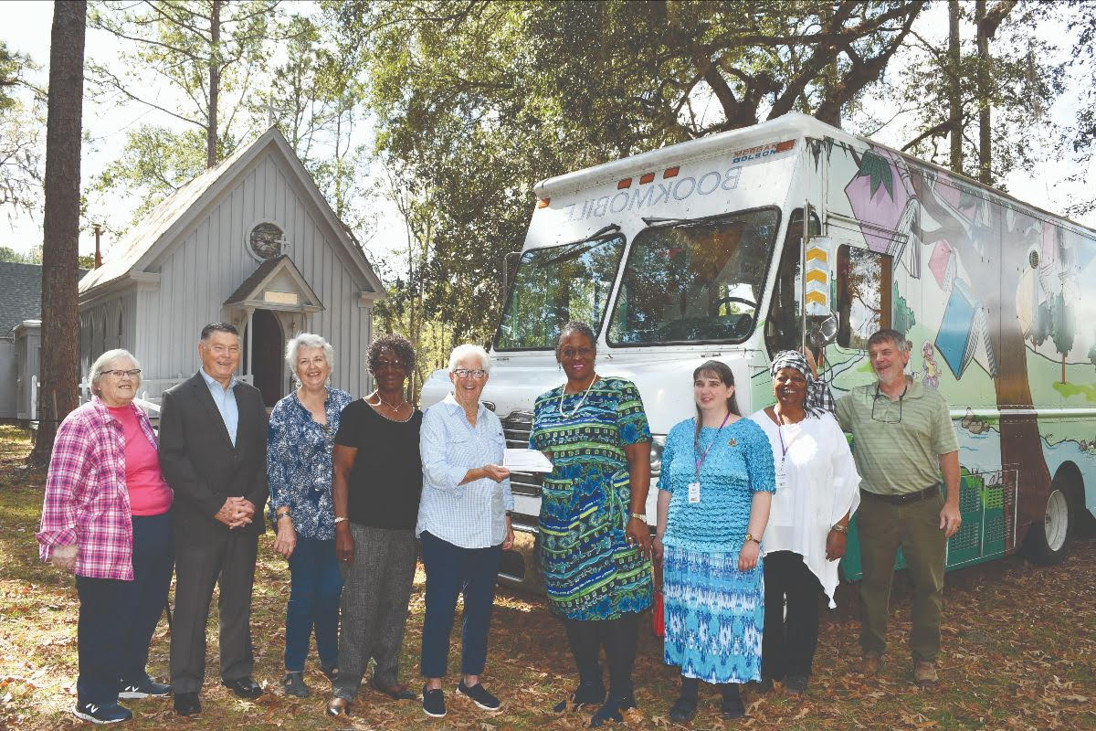  MEMBERS AND FRIENDS OF HEAVENLY REST, ESTILL, GET BOOKMOBILE BACK ON THE ROAD
