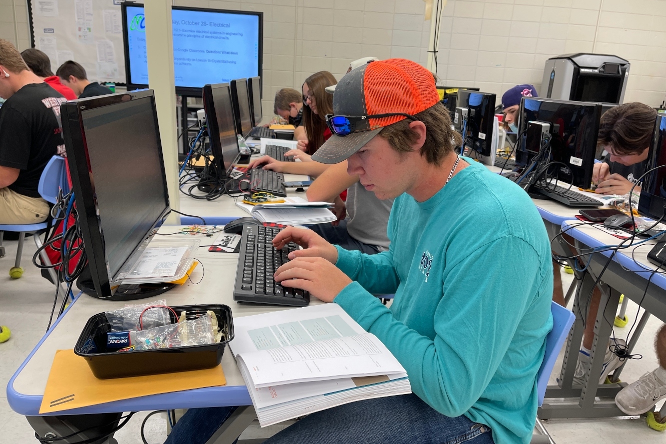 Engineering students work on Ardunio project. 