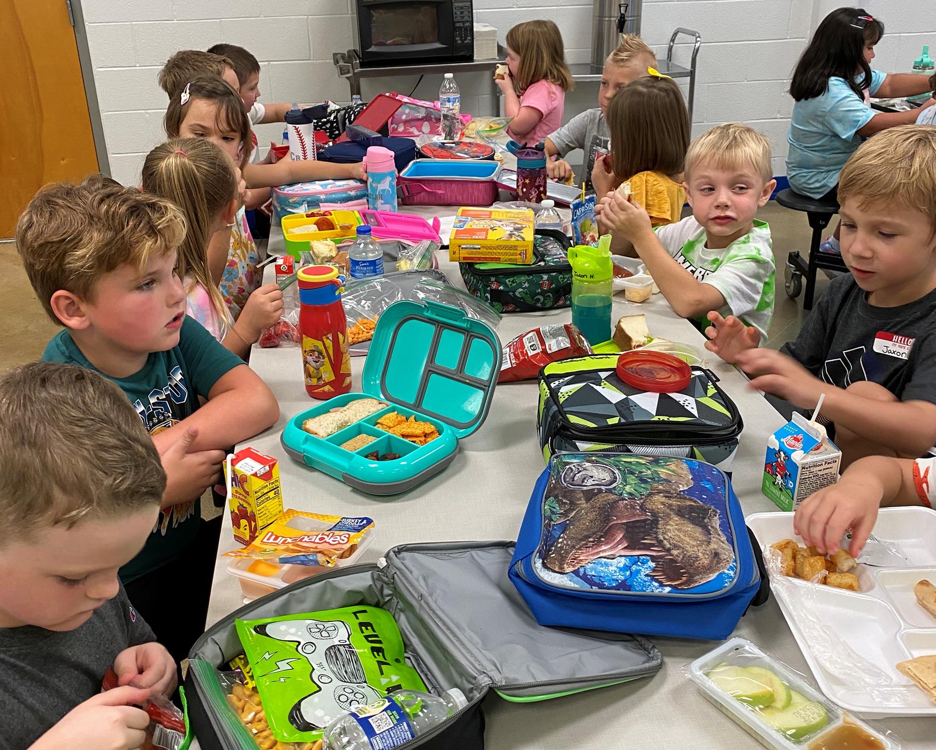 Kindergarten eating lunch