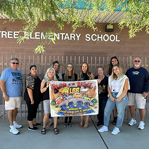 Thank you to the London Bridge Bullies (Busses by the Bridge) for the generous donation to Smoketree Elementary school. We greatly appreciate our community support. 