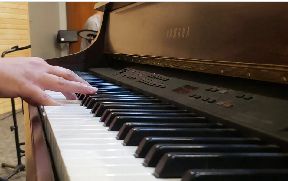 hands playing piano