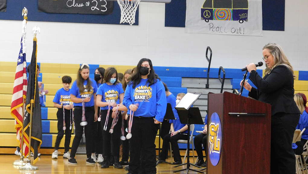 Junior High band members present medal to the veterans