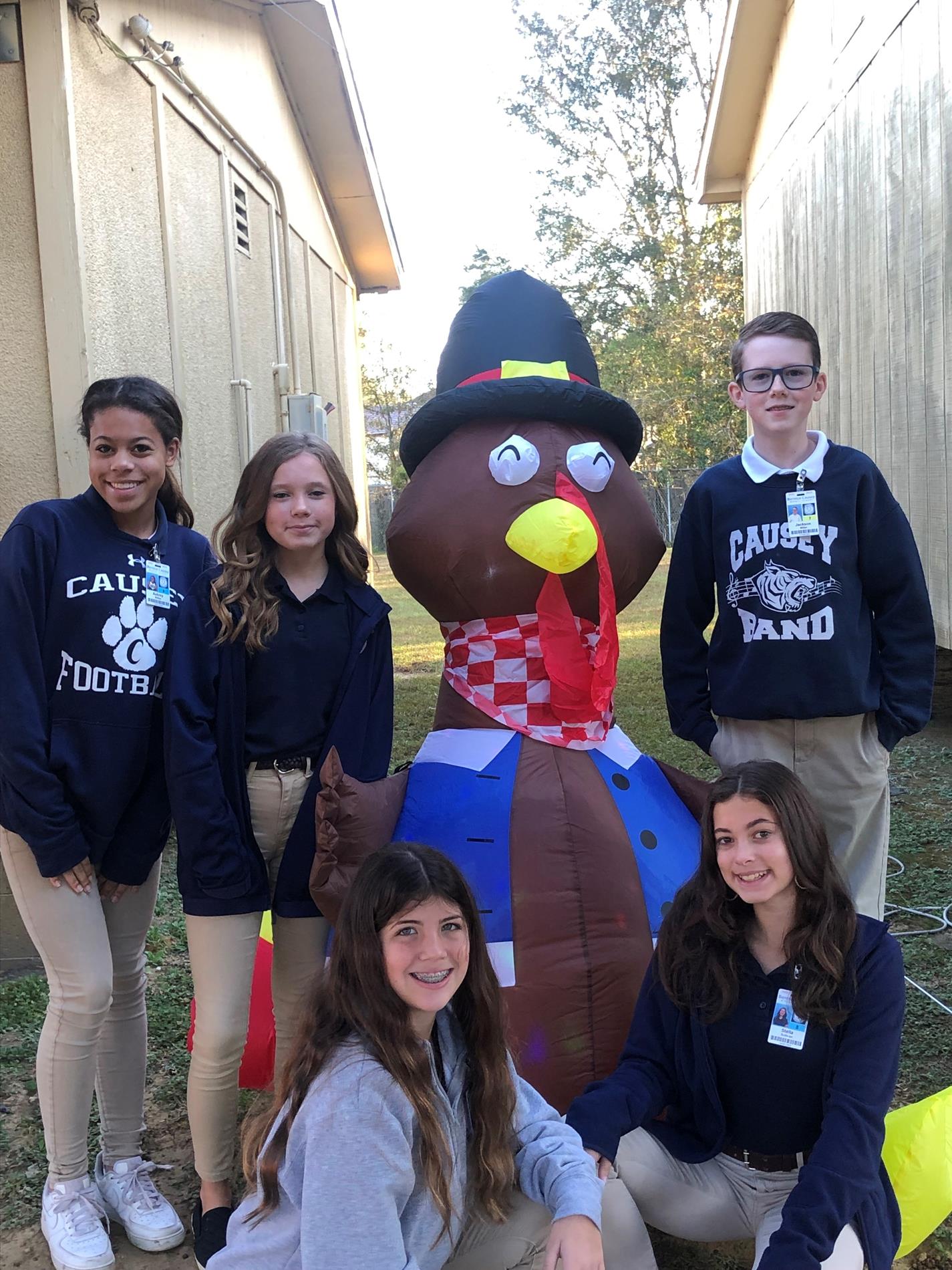 students with thanksgiving food drive