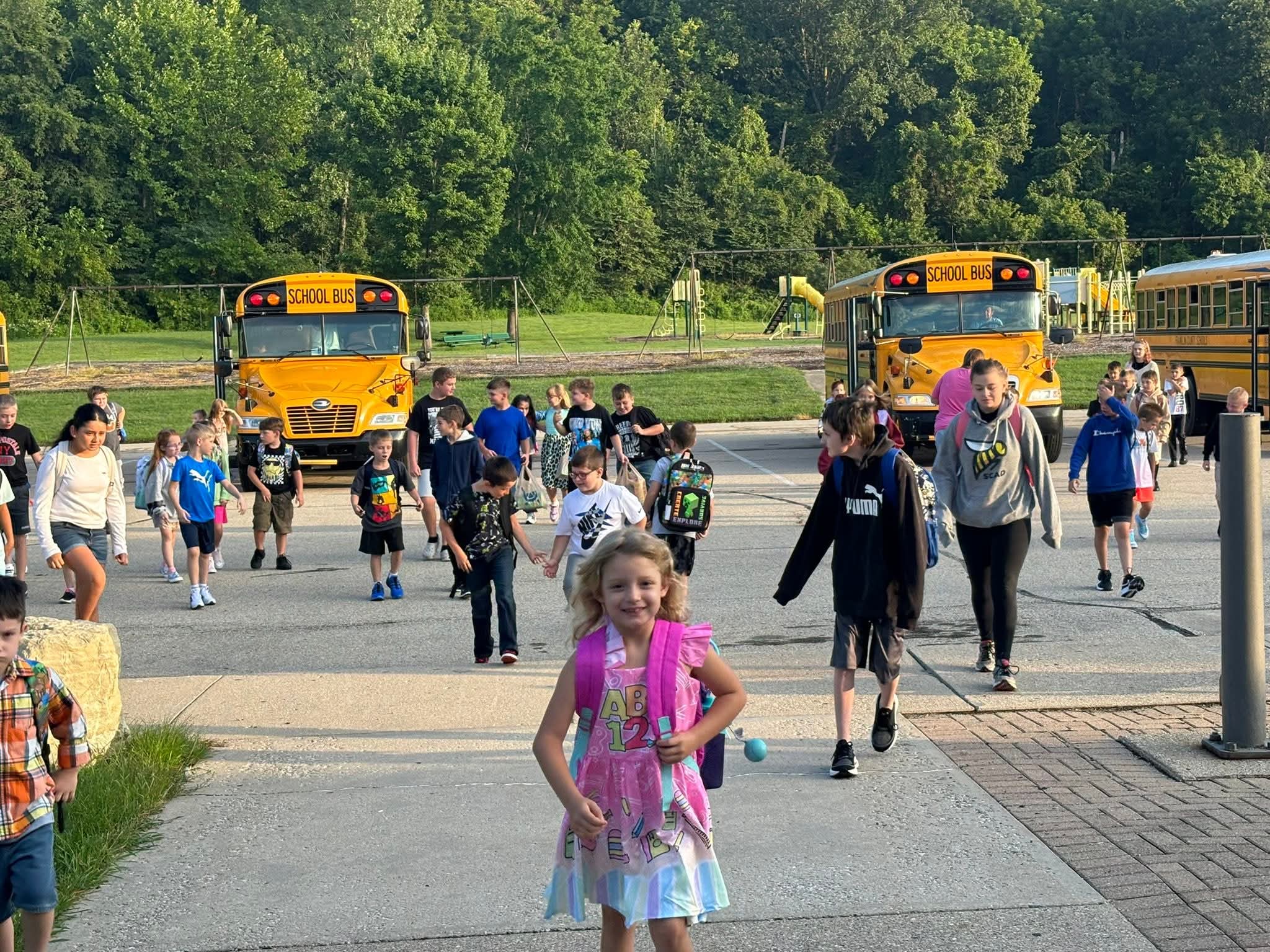 Students eager to enter school on the 1st day.