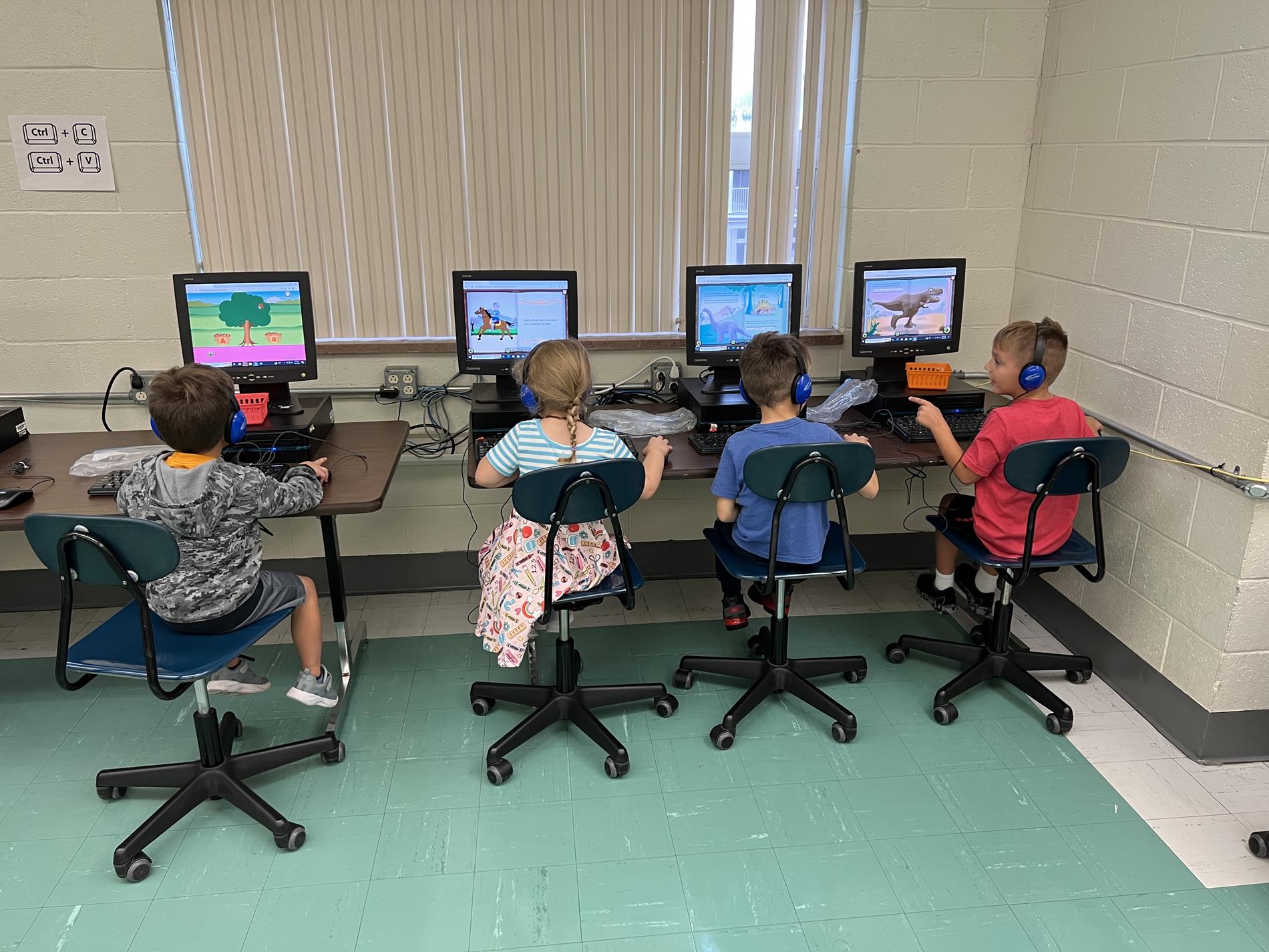 4 children working on computers