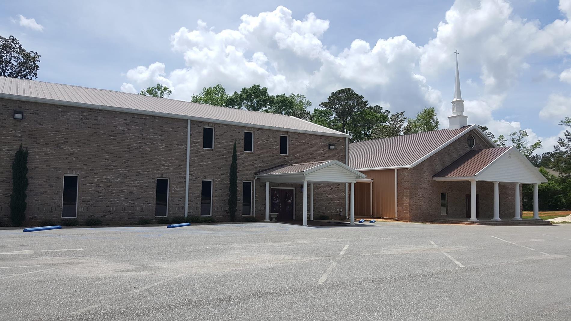 Wide shot of the front of Crosspoint Baptist Church