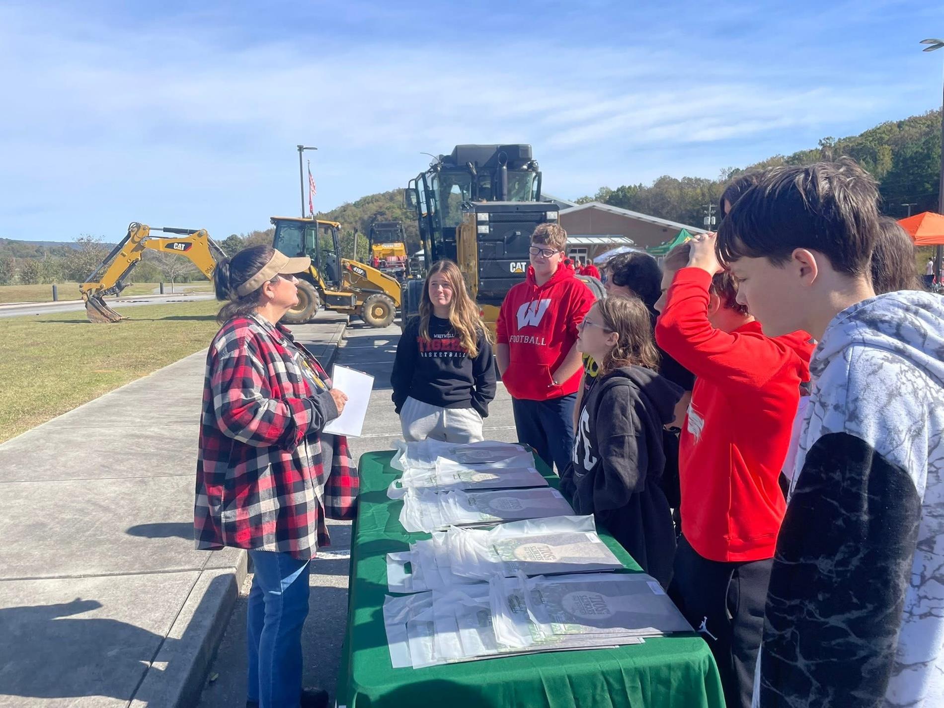 Group of 8th graders attend UT Agriculture Day