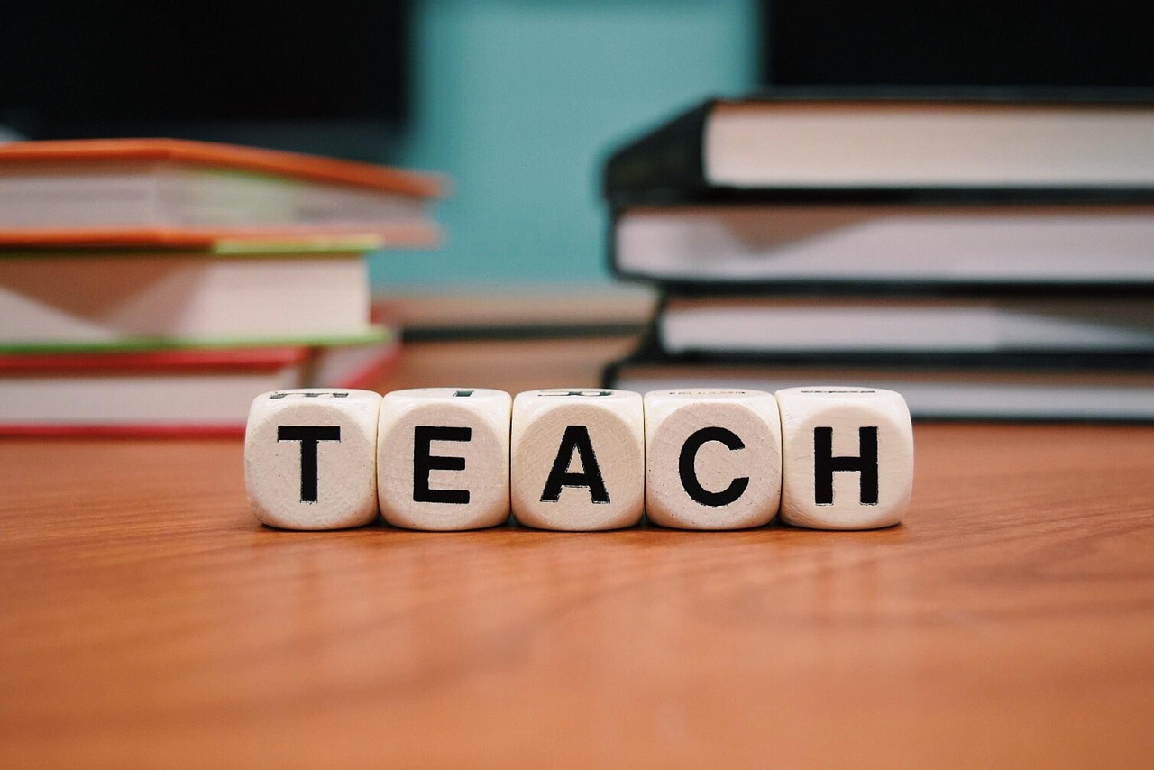 The word teach on letter blocks