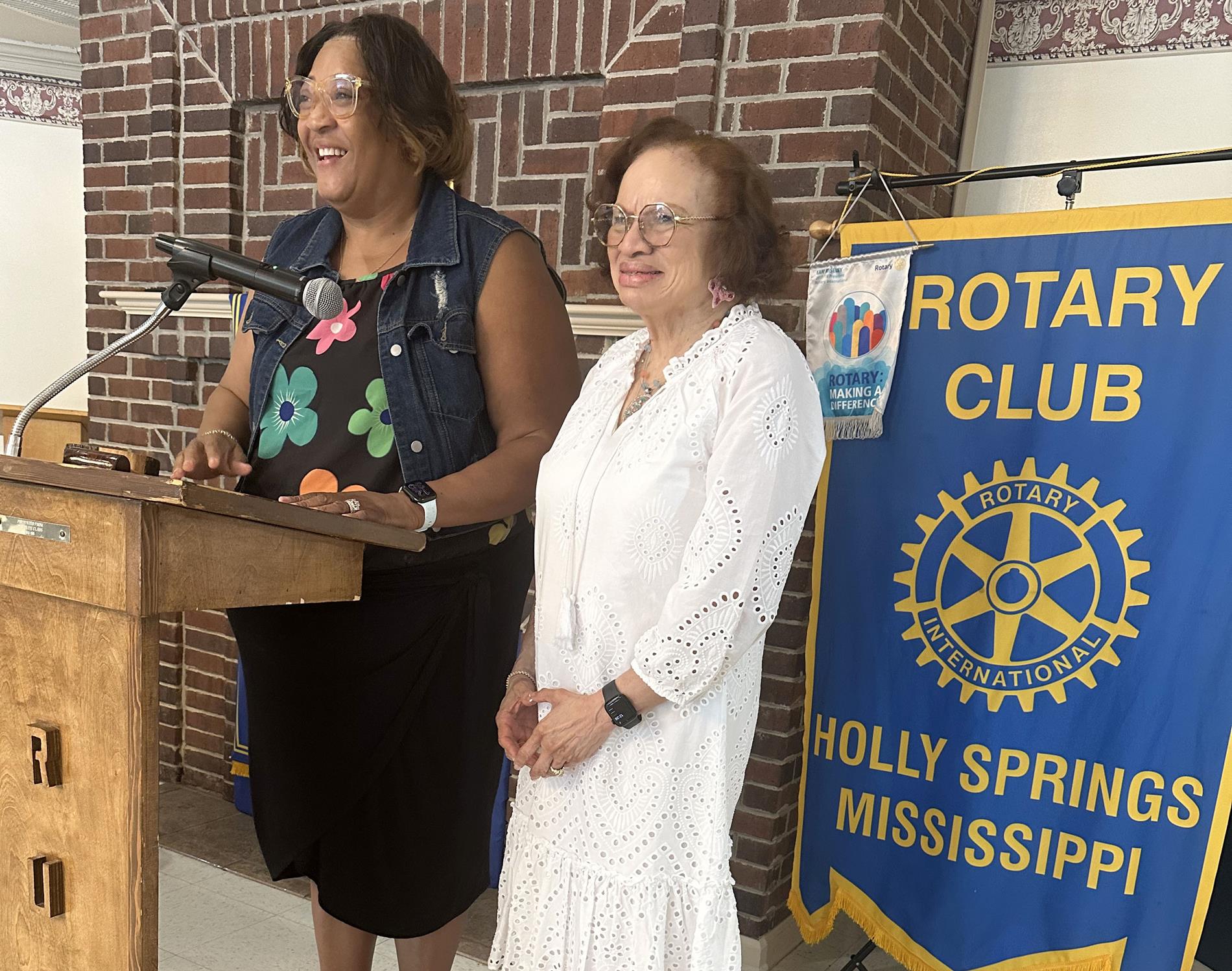 Sanders talks to Rotarians