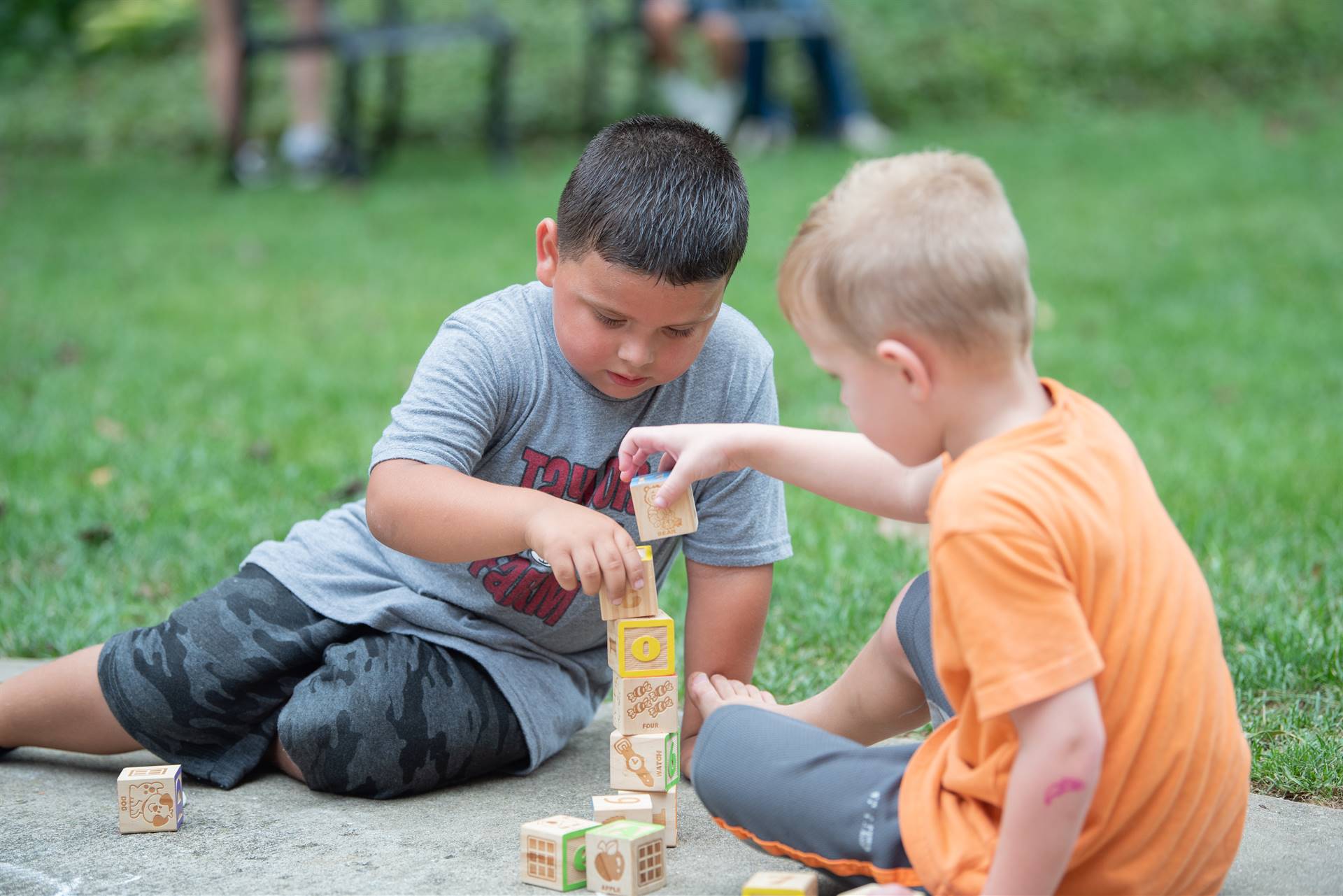 2 boys playing with blocks