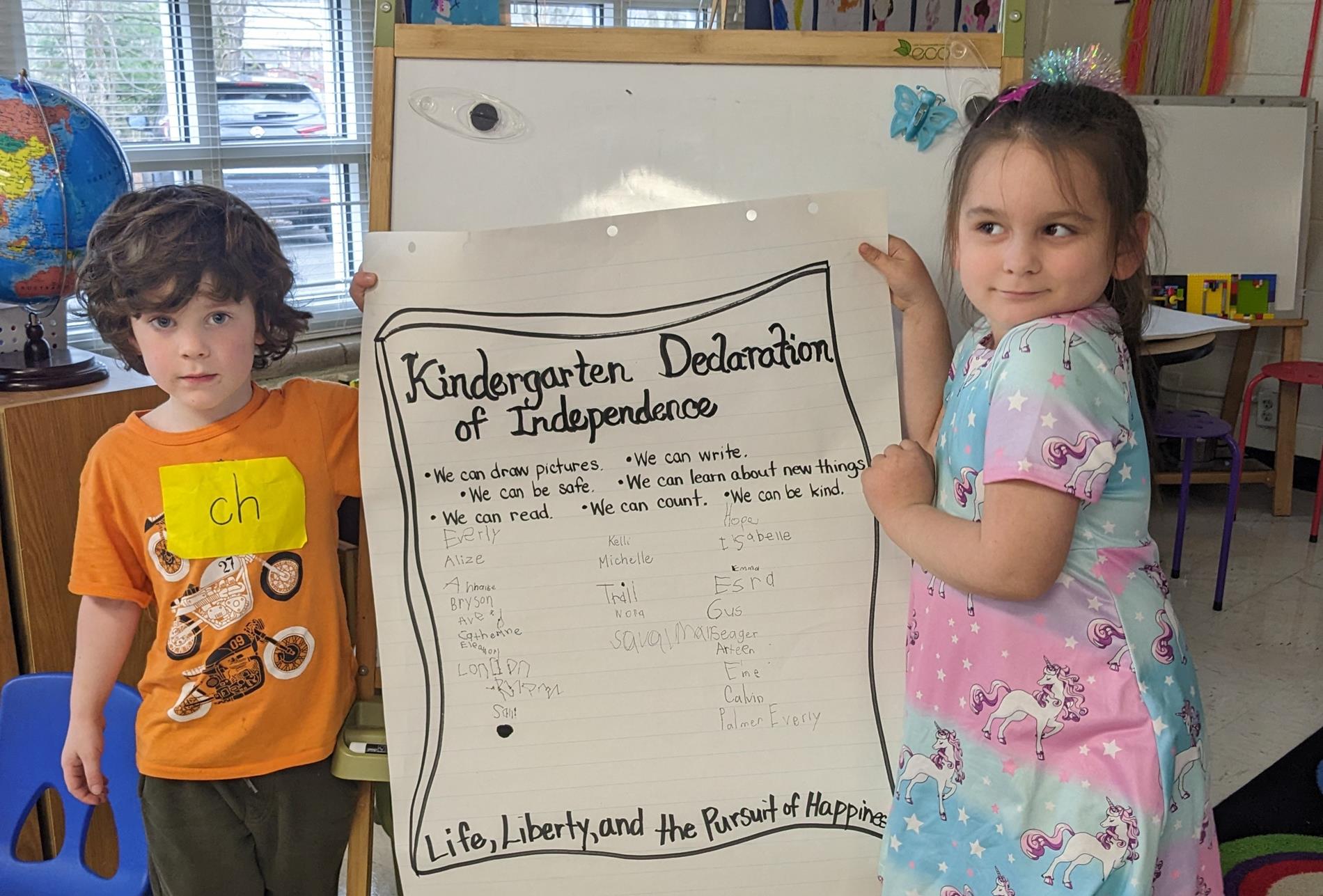kindergarteners with their declaration of independence