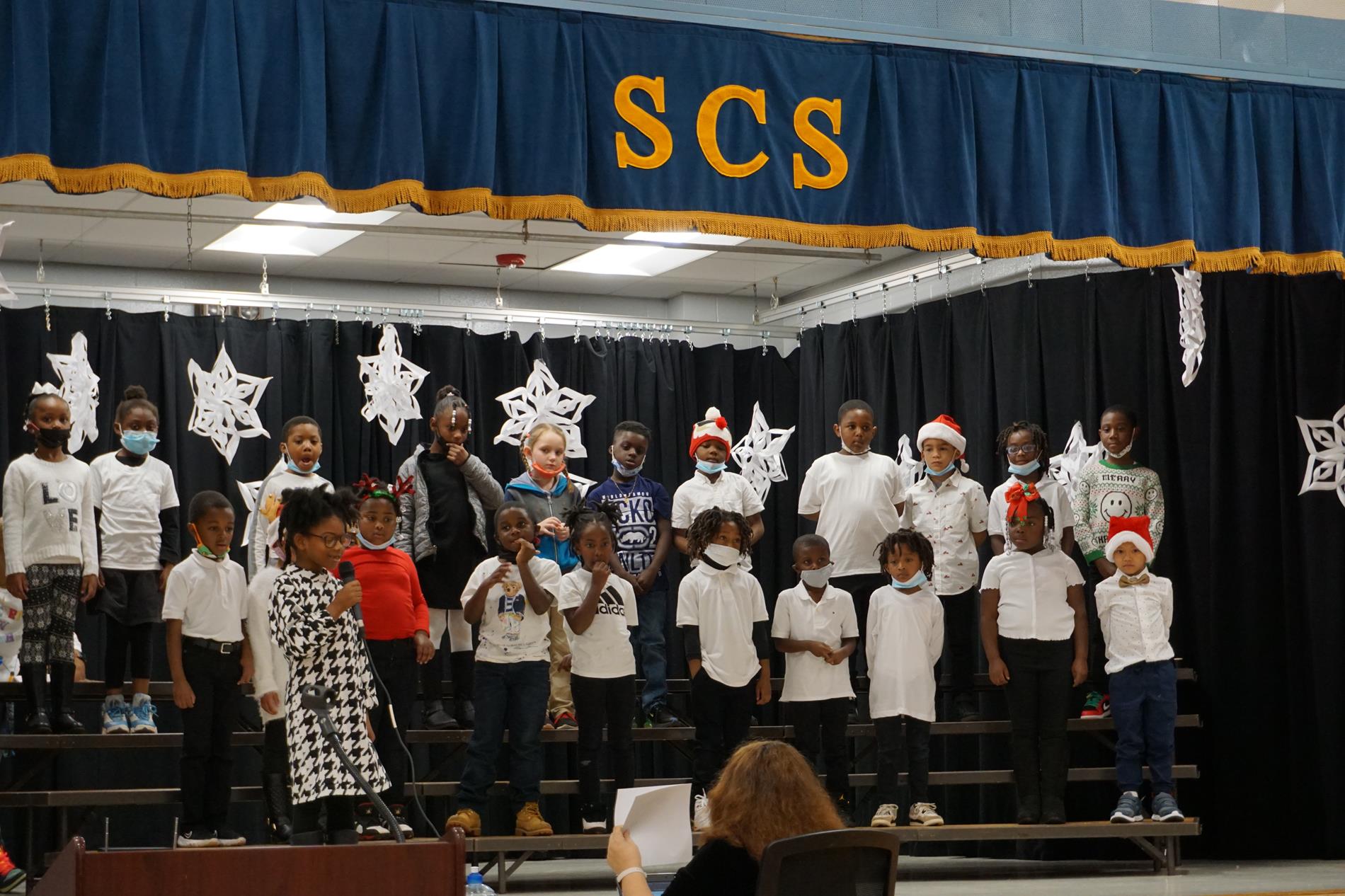grade 1 performs at Christmas Program 2022