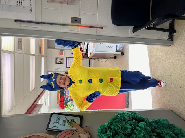 An employee dressed in a Pete the Cat seat.