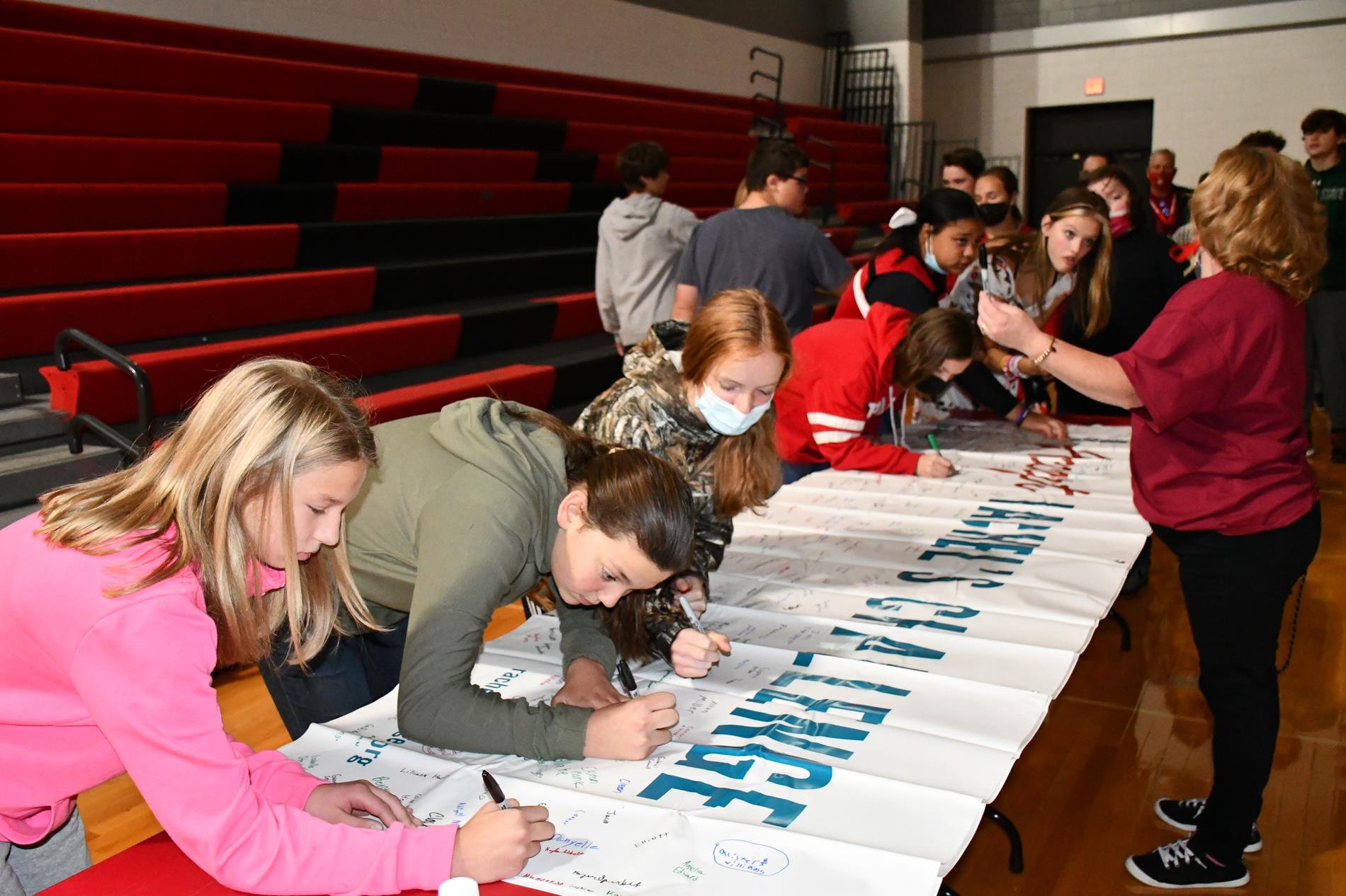 students sign banner
