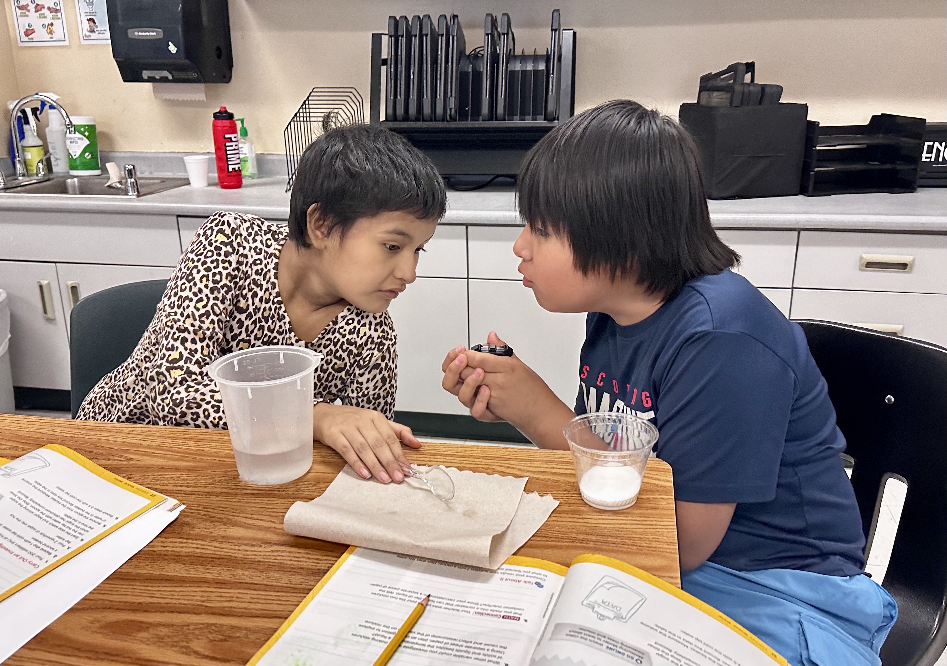Mix it up! Beakers, timers, and curious minds at work 🧪⏱️