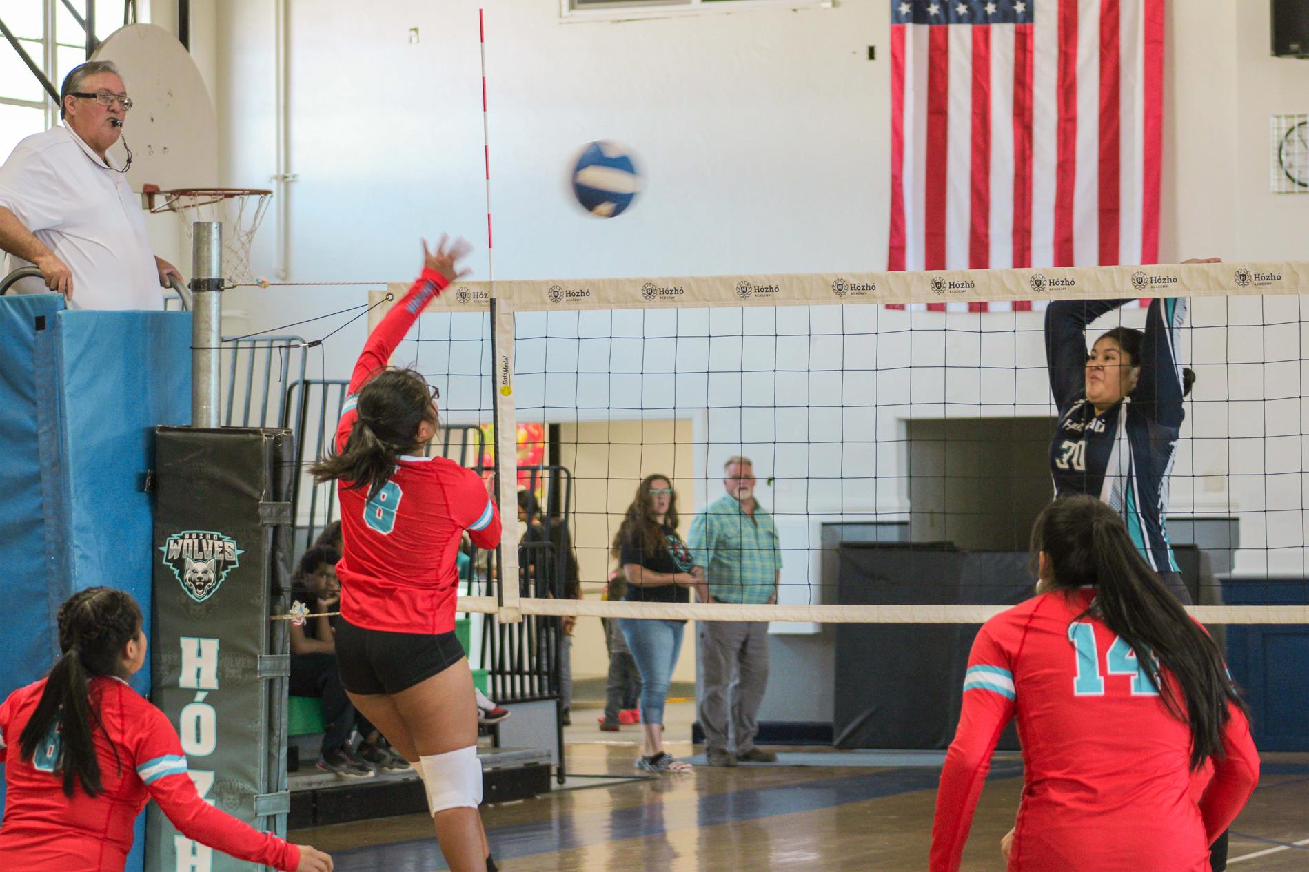 Volley Girls Spiking