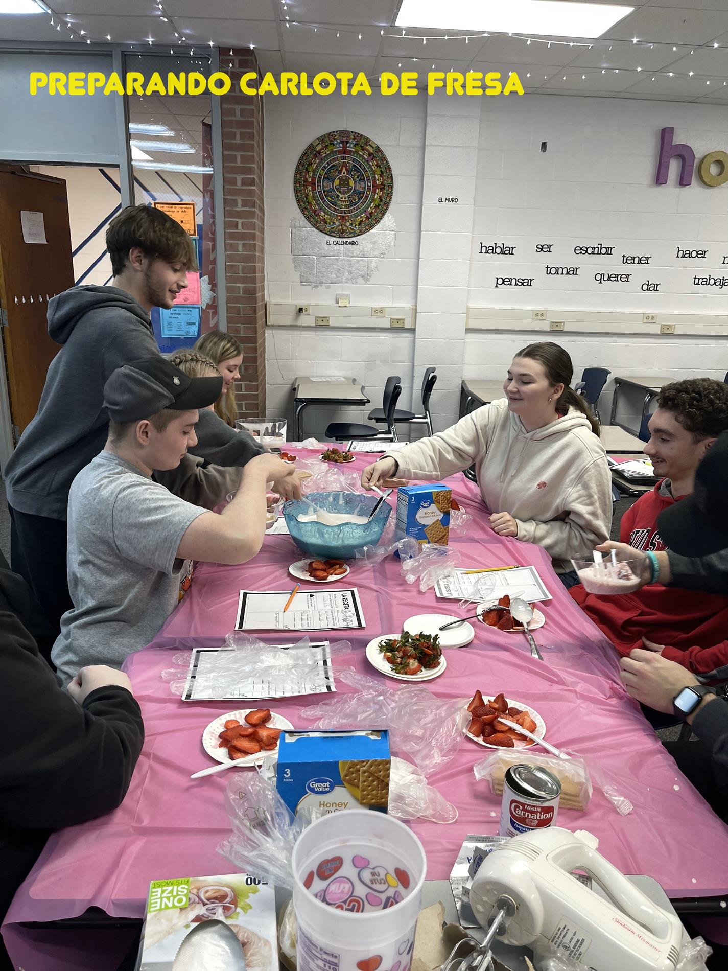 Los estudiantes haciendo una Carlota de Fresa.