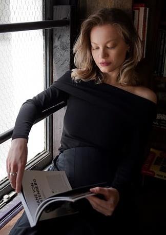 Pregnant lady reading