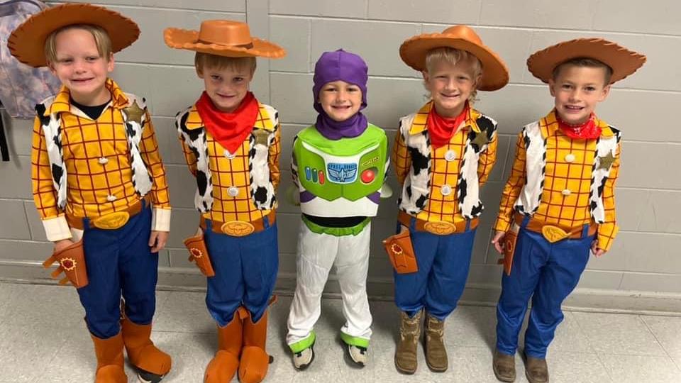 students homecoming dress up day
